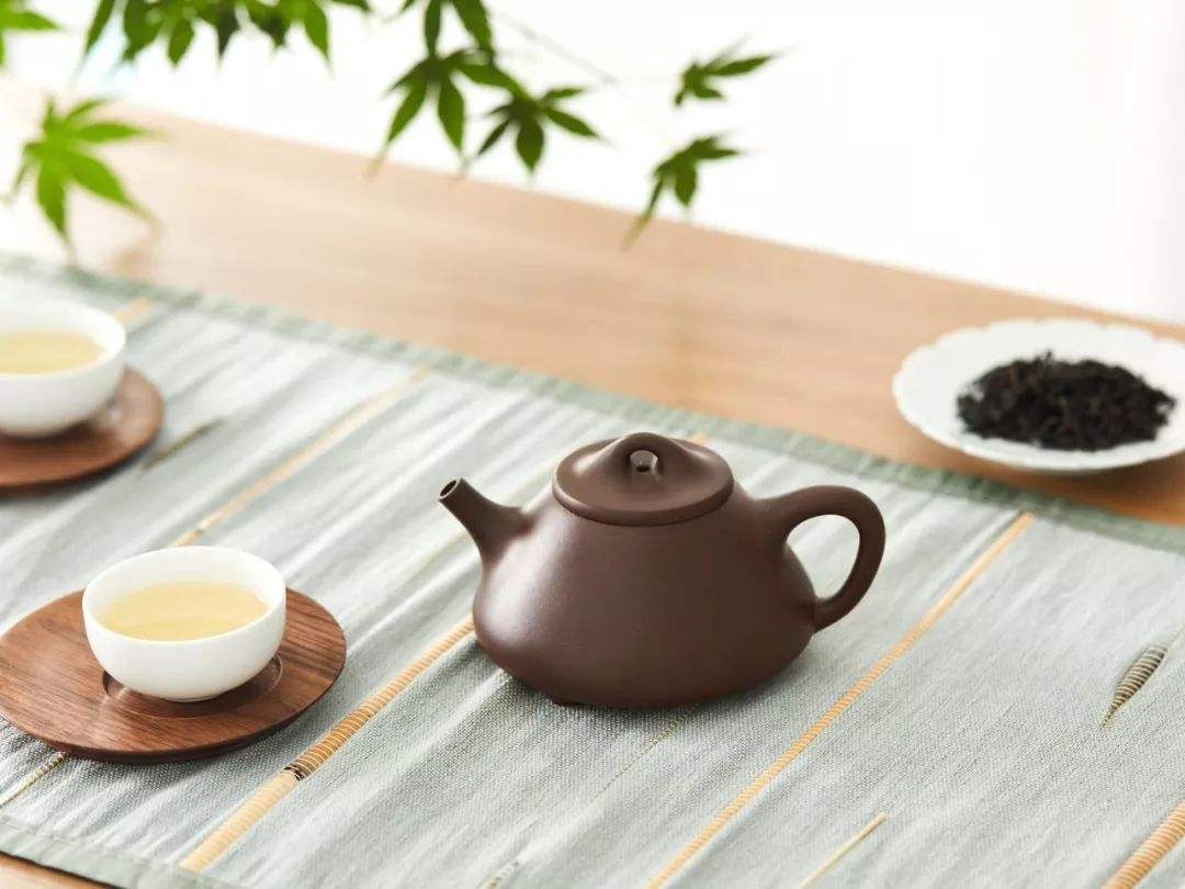 紫砂壶和红茶的图片