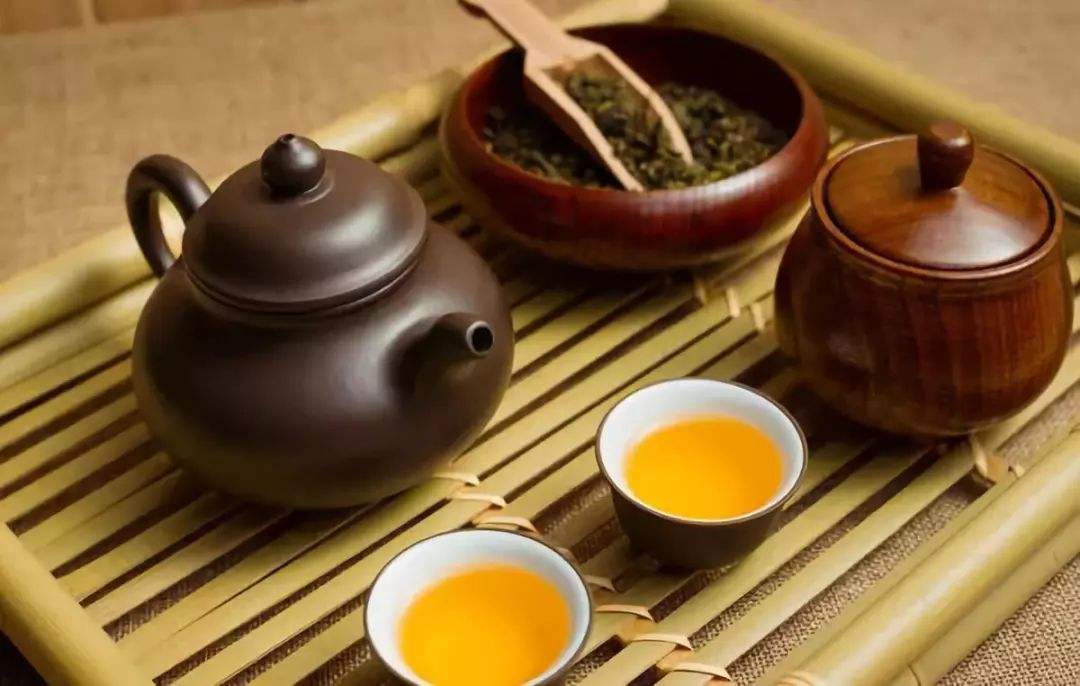 紫砂壶泡龙井茶