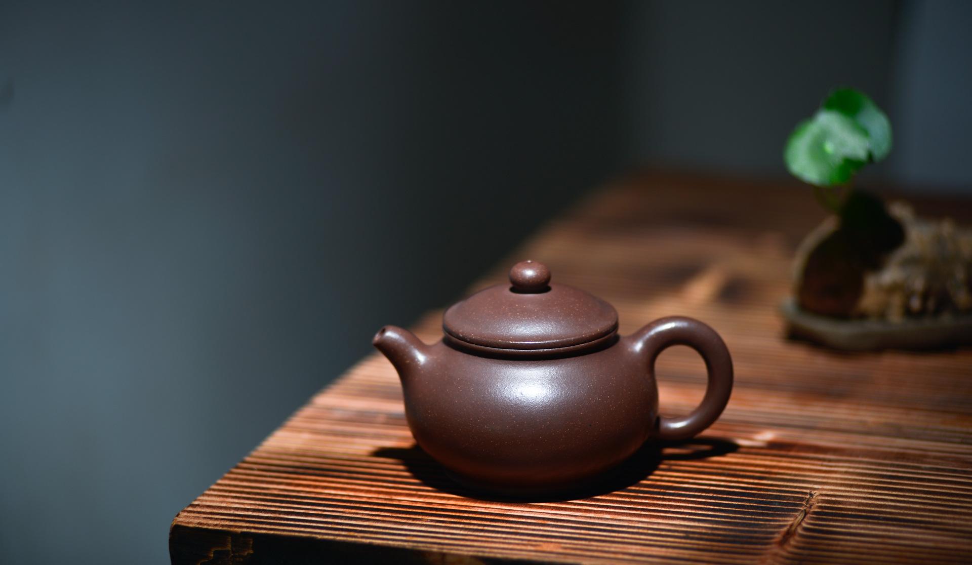 紫砂壶泡绿茶的图片